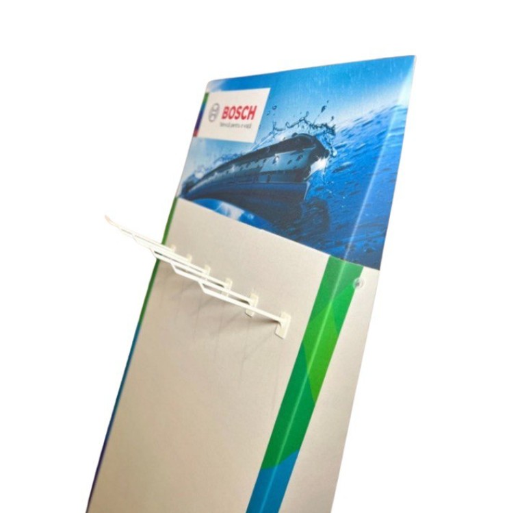 Stand din carton ondulat cu agatatoare